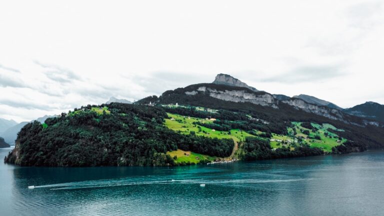 Top 10 des espaces verts Lac-de-garde travel tourism landmark